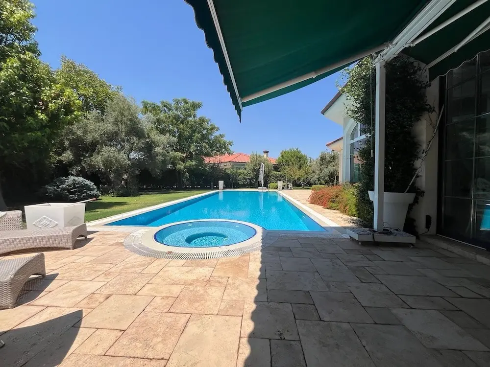 Swimming pool